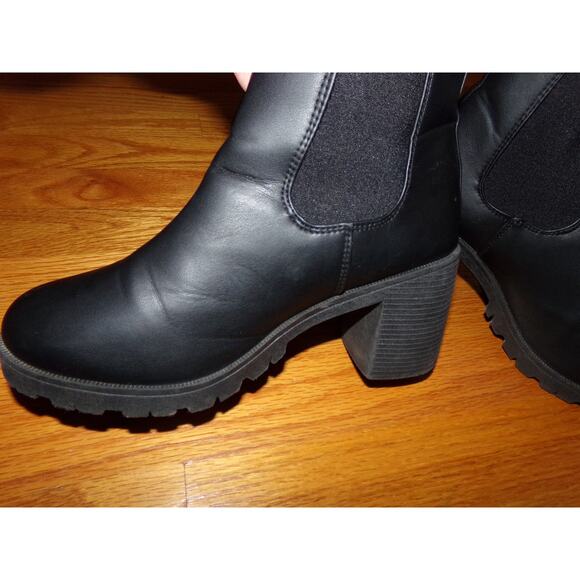 Olivia Miller‎ lug sole 3" heel ankle boots 9 Excellent  Pull on - Picture 3 of 7